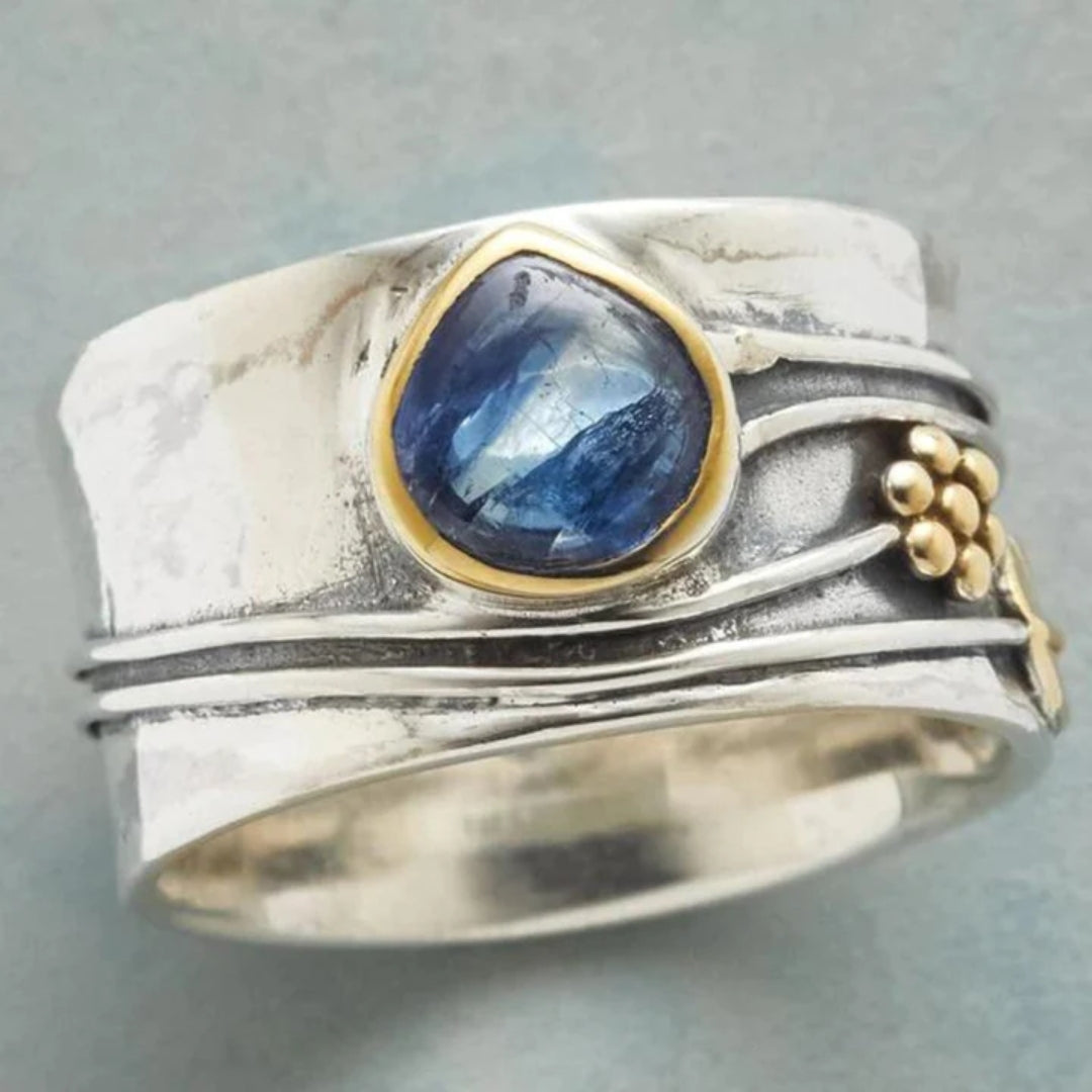 Anello Vintage con Pietra Blu: Eleganza senza tempo per ogni occasione 0