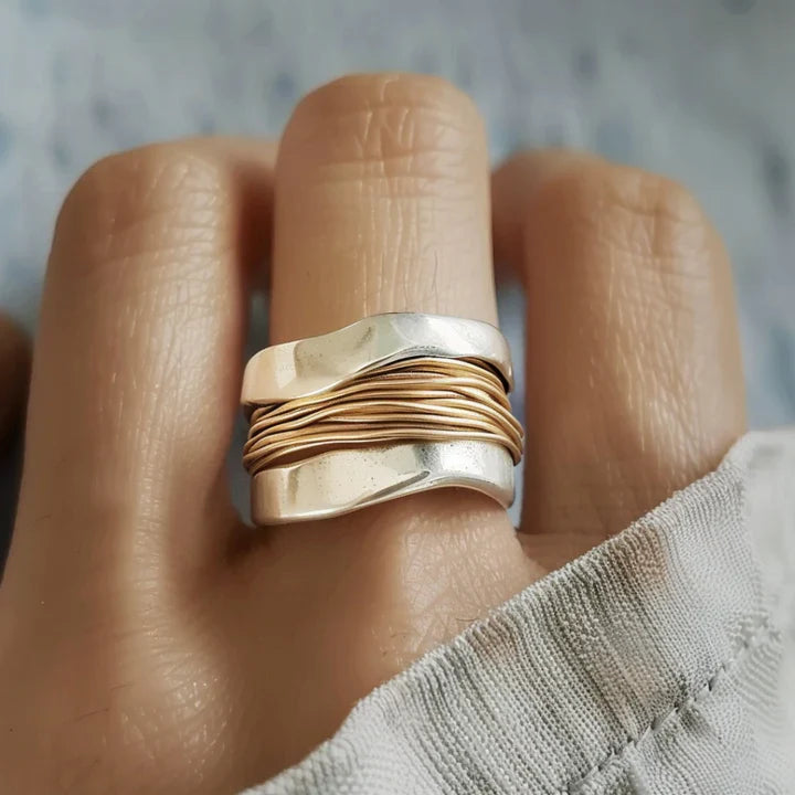 Anello in Argento con Fili Dorati: Eleganza Versatile per Ogni Occasione 0