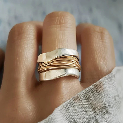 Anello in Argento con Fili Dorati: Eleganza Versatile per Ogni Occasione 0