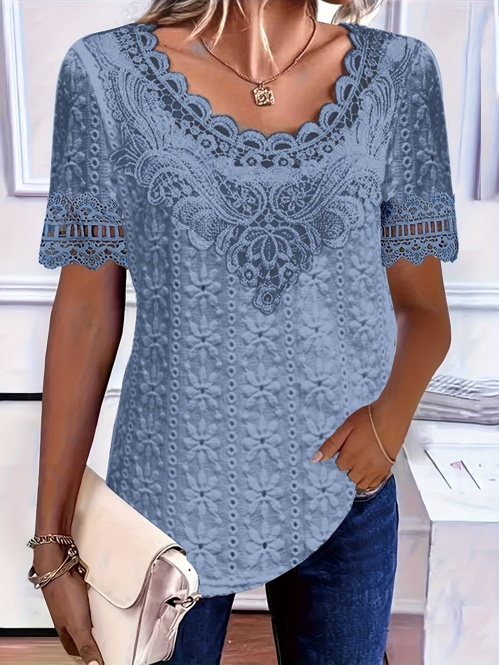 Camicetta Elegante a Maniche Corte: Comfort e Stile per Ogni Occasione 0