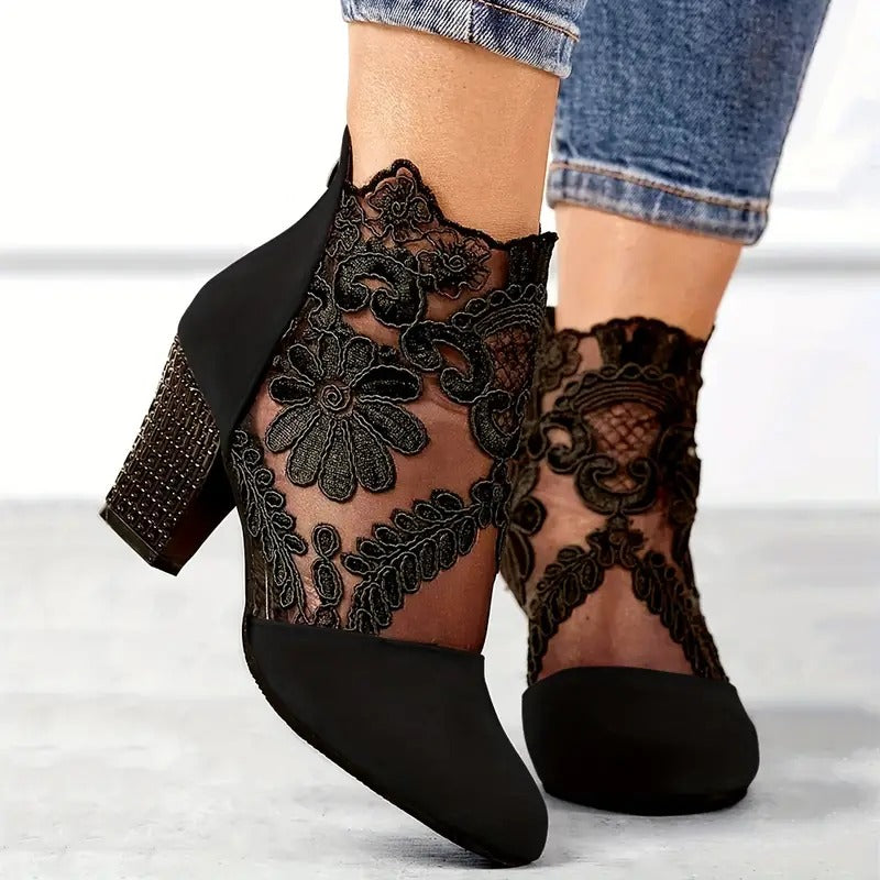 Tacchi in Pizzo Floreale: Comfort Elegante per Ogni Occasione 0
